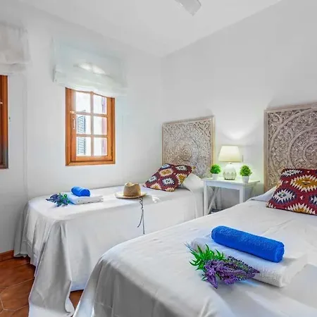 Villa Sleeps 4 With Pool Air Con And Wifi