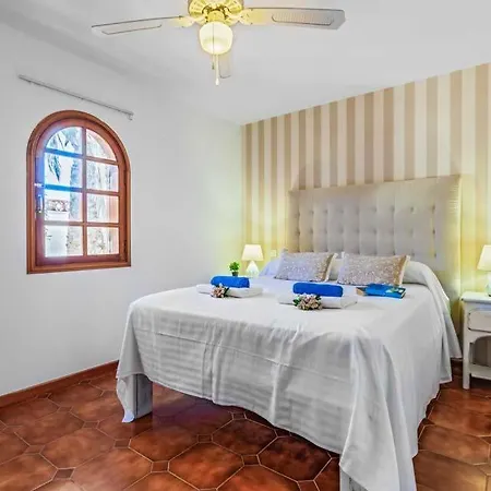 Villa Sleeps 4 With Pool Air Con And Wifi Corralejo